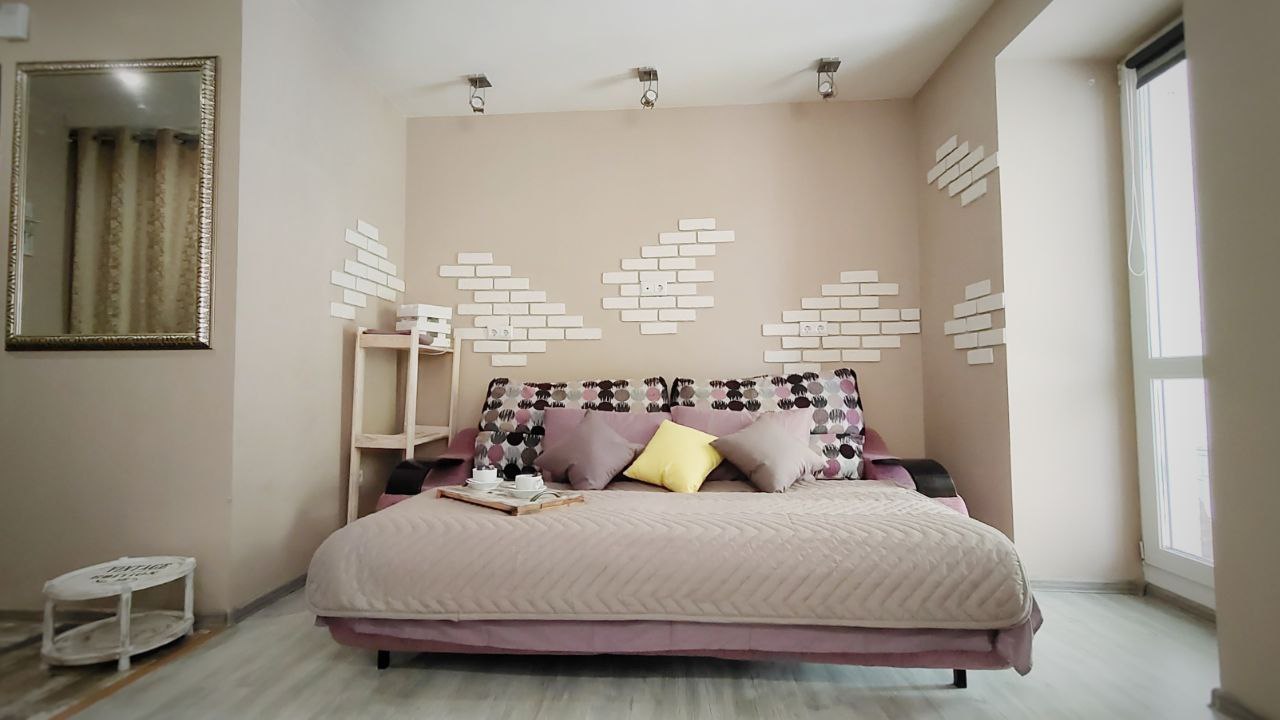 Стильная уютная и чистая студия с дизайнерским Loft ремонтом