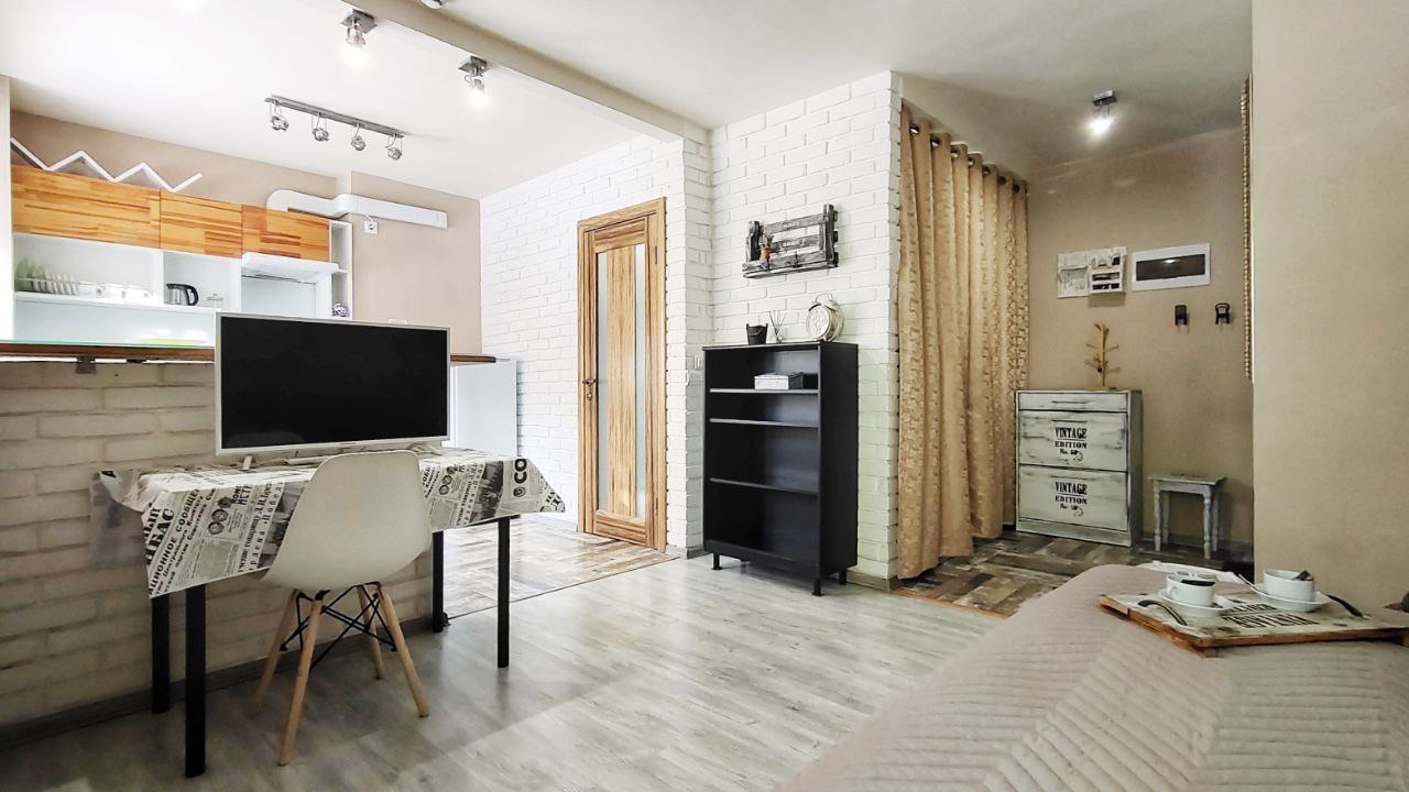 Стильная уютная и чистая студия с дизайнерским Loft ремонтом 