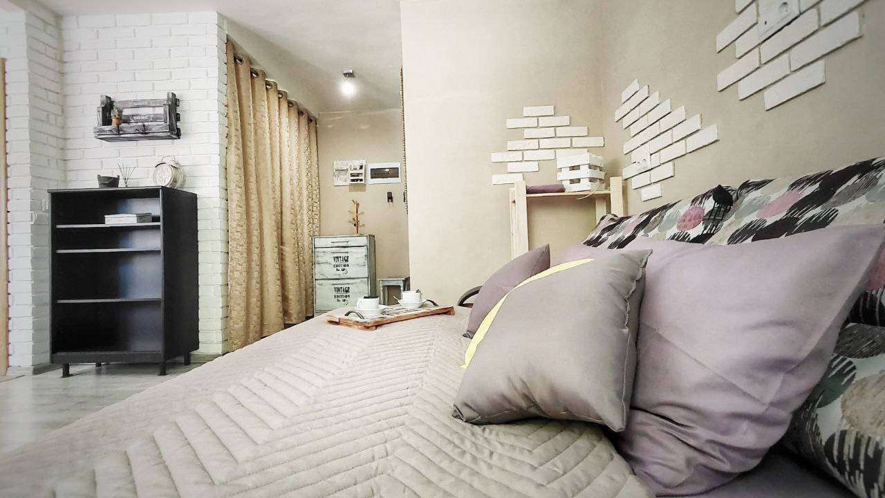Стильная уютная и чистая студия с дизайнерским Loft ремонтом 